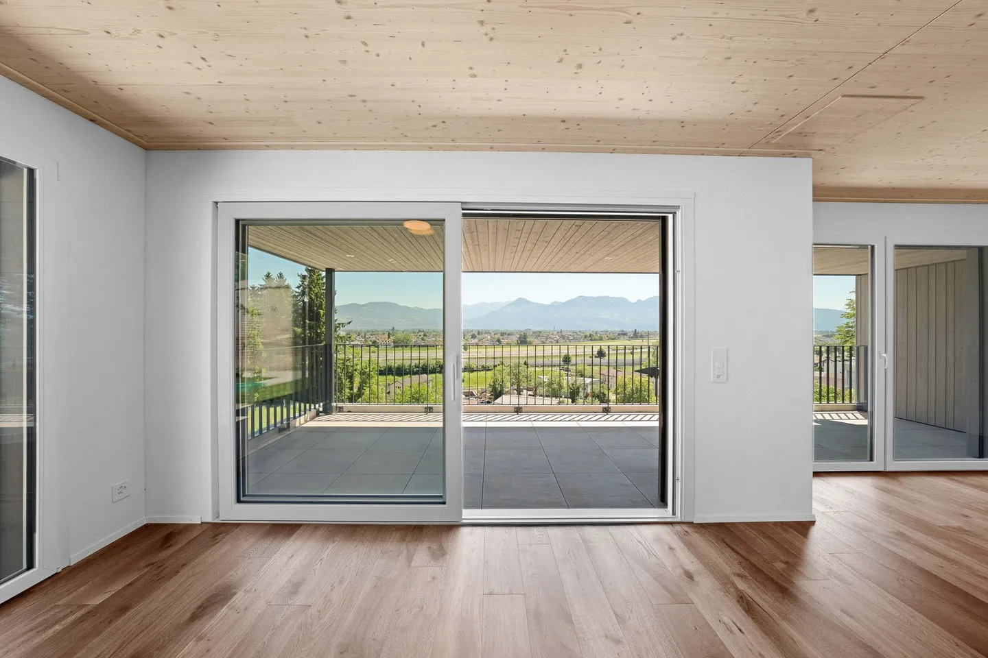 Stilvolles Doppelhaus mit Aussicht - Foto 2 von 11