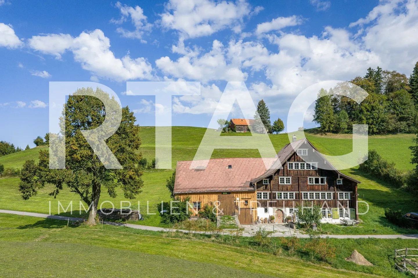 Casa residenziale storica con fienile e foresta - Foto 1 di 13