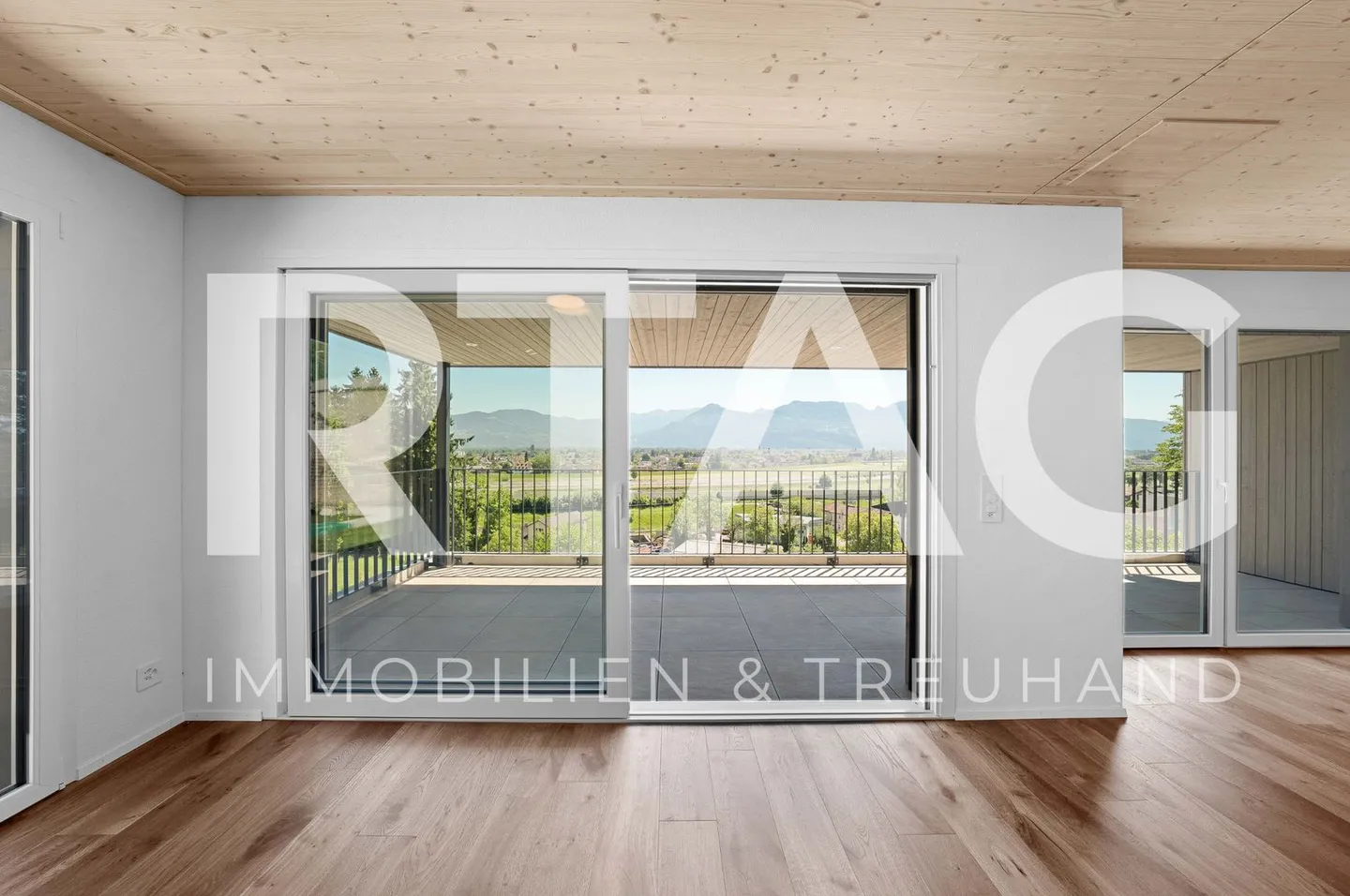 Stilvolles Doppelhaus mit Aussicht - Foto 1 von 11