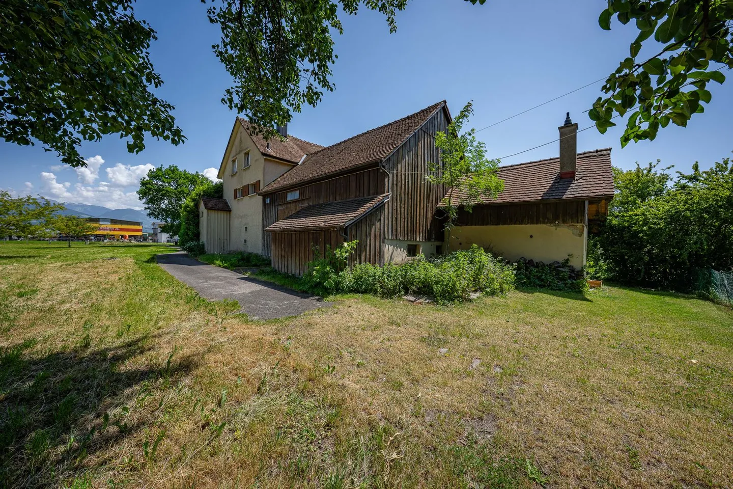 Single-family house with outbuildings - Photo 5 of 13