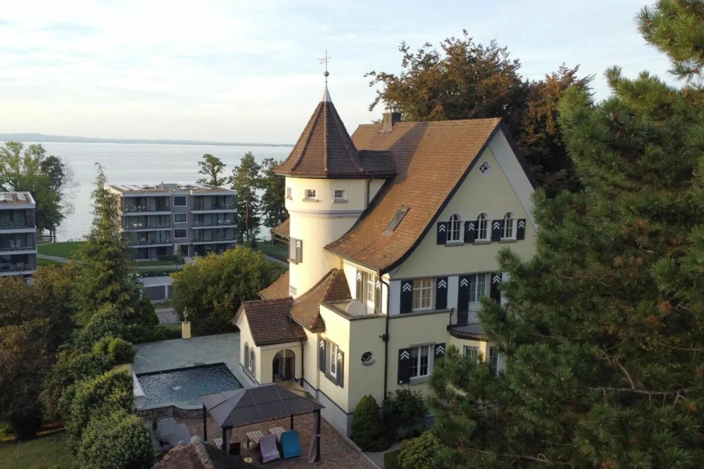 Manor Villa with 2,008 m2 Park-like Property - Photo 1 of 10