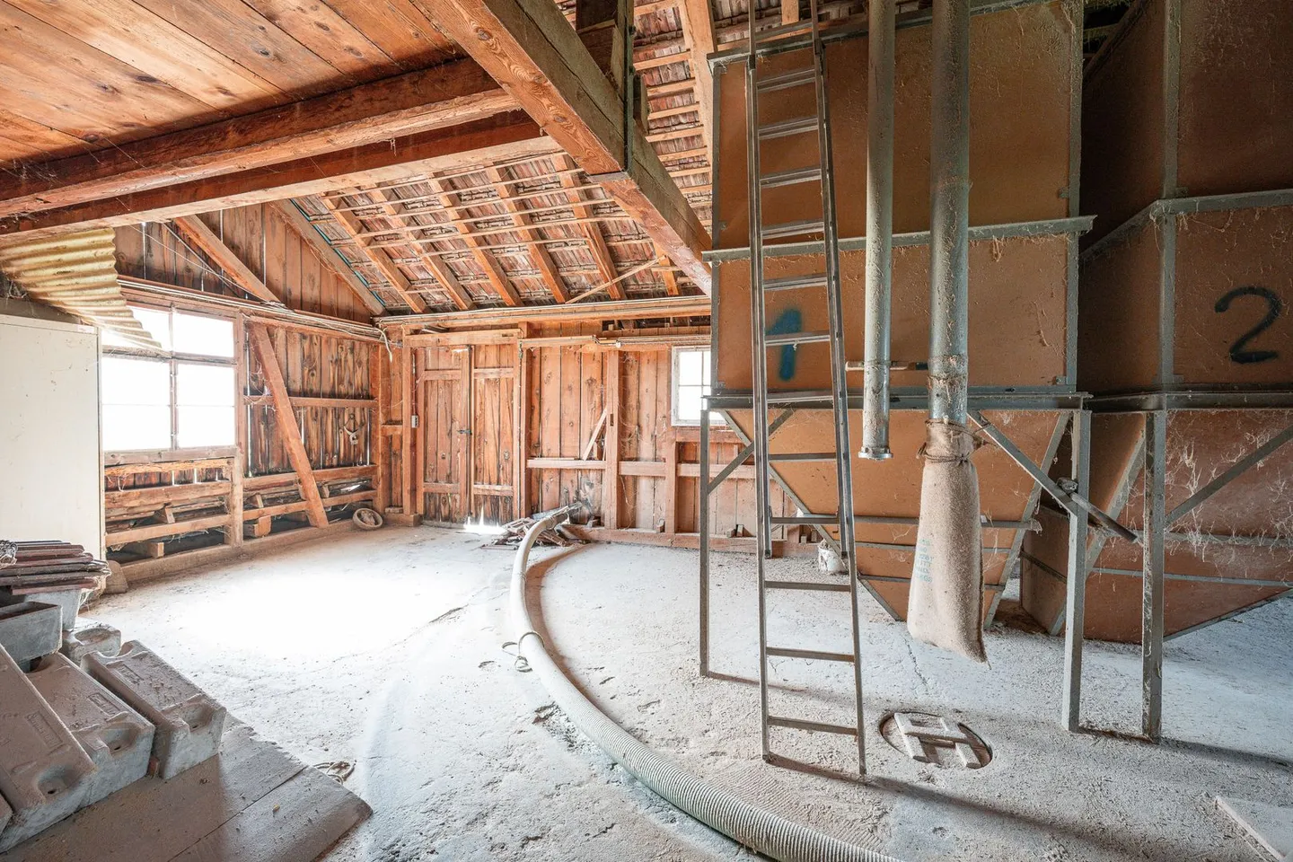 Residential and commercial building with outbuildings - Photo 9 of 13
