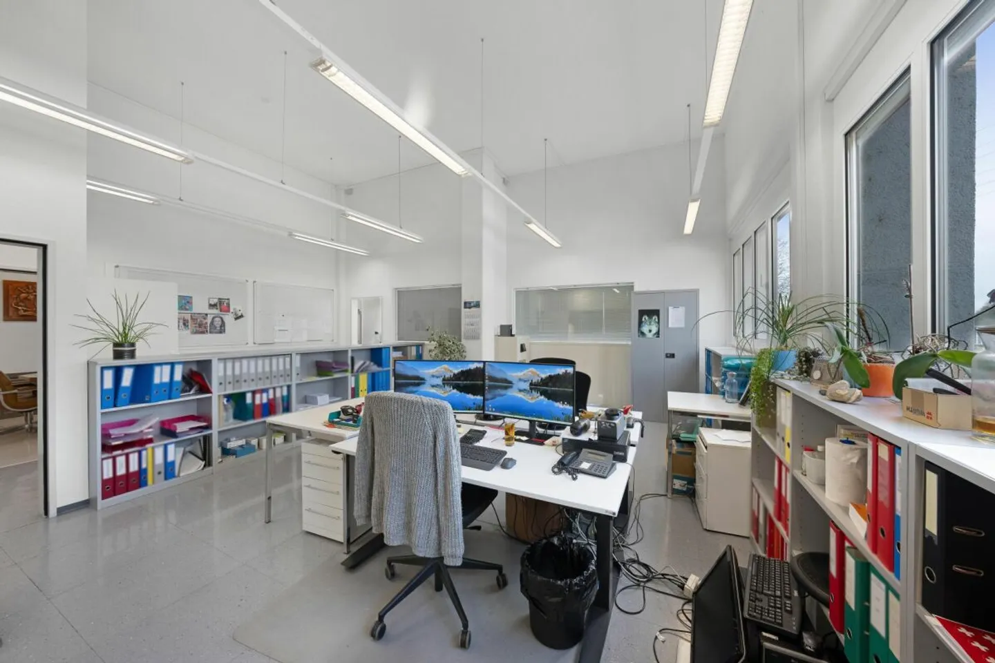 Office and warehouse space - Photo 4 of 6