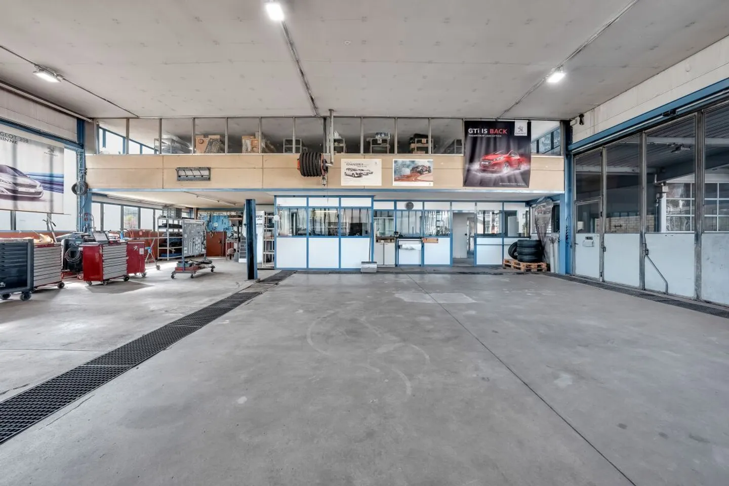 Spazio commerciale con magazzino di ricambi al 1° piano - Foto 3 di 8