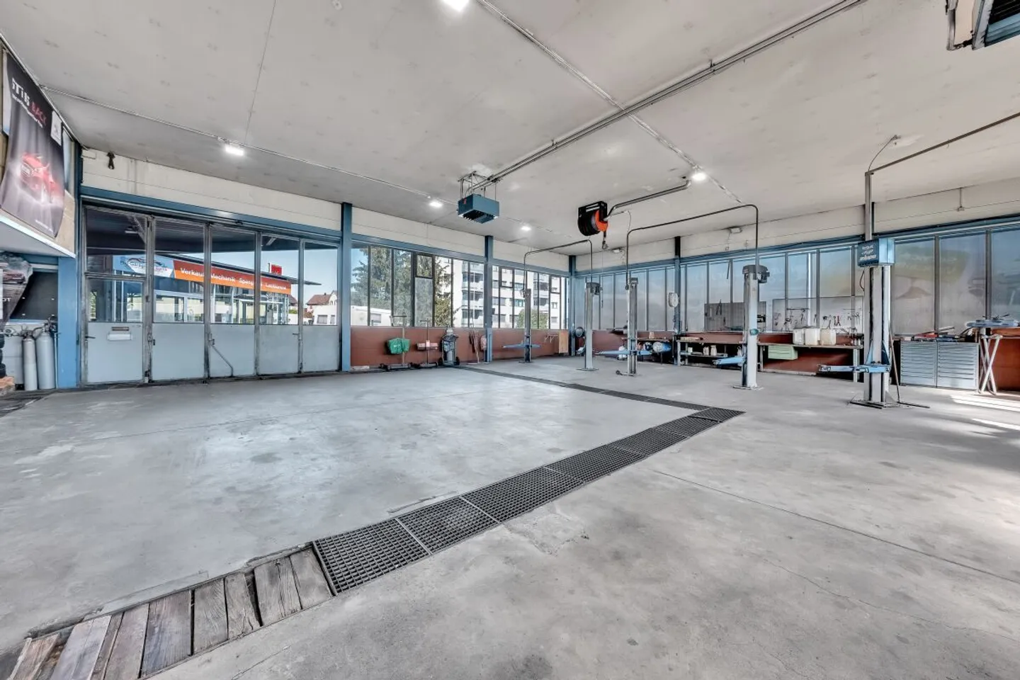 Spazio commerciale con magazzino di ricambi al 1° piano - Foto 4 di 8