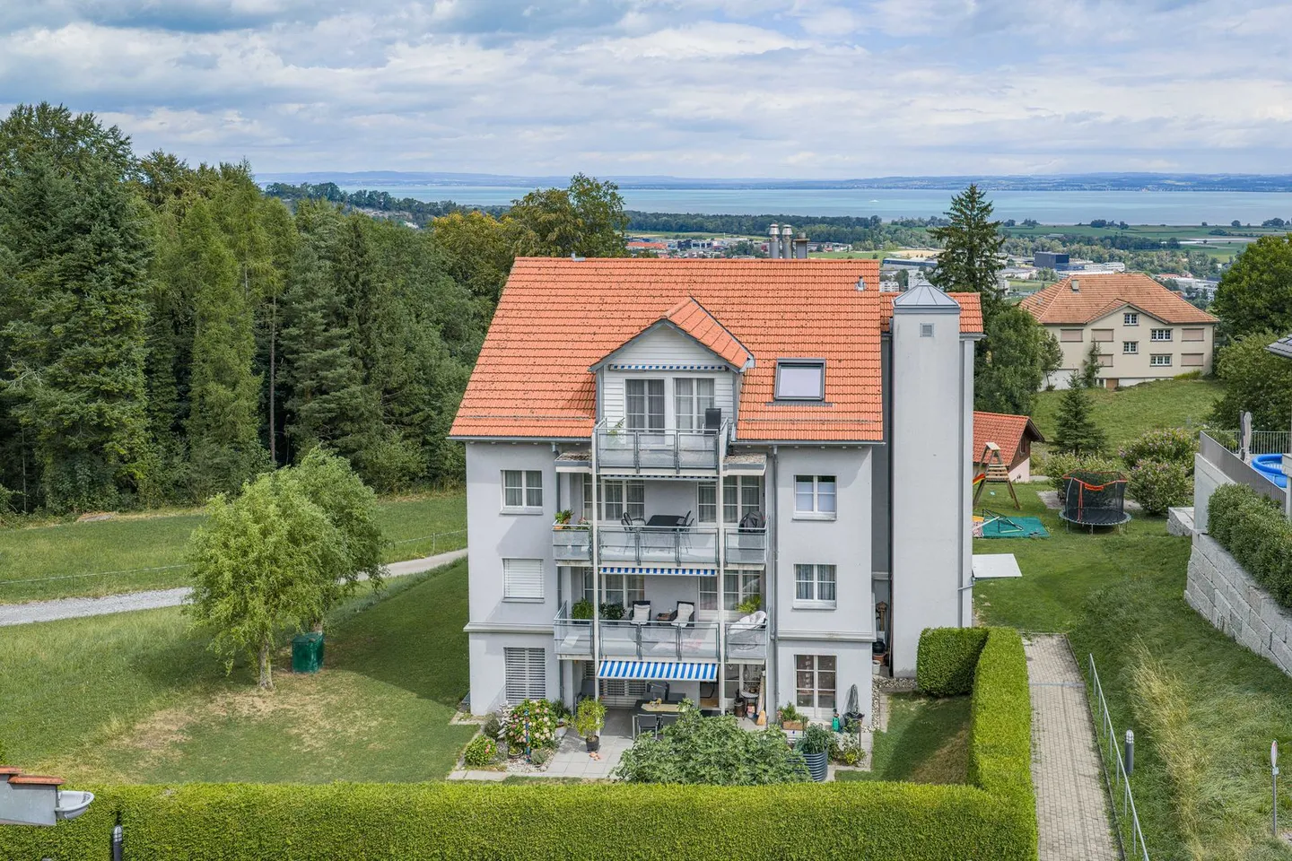 Vierfamilienhaus mit Baulandreserve - Foto 2 von 13