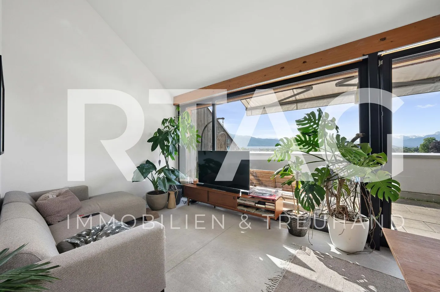 3.5-Room Penthouse Apartment - Photo 1 of 13