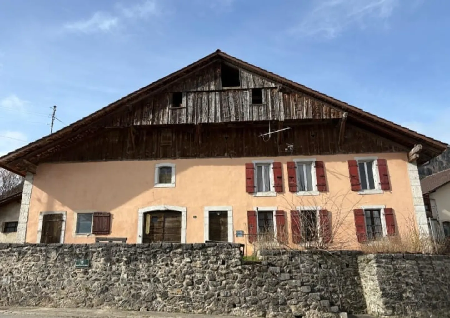 4.5-room apartment on the upper ground floor — Bathed in light with a view of the village square - Photo 1 of 5
