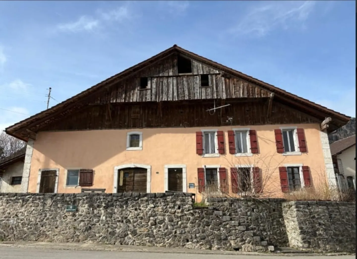 5,5-Zimmer-Wohnung im Obergeschoss — Ein lichtdurchflutetes Familiennest im Herzen des Dorfes - Foto 2 von 5