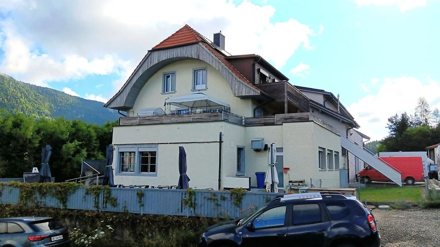 Magnifico edificio misto in vendita nel Jura-Bernois! Rendimento locativo lordo: 5,9%: Potenziale di espansione - Foto 2 di 13
