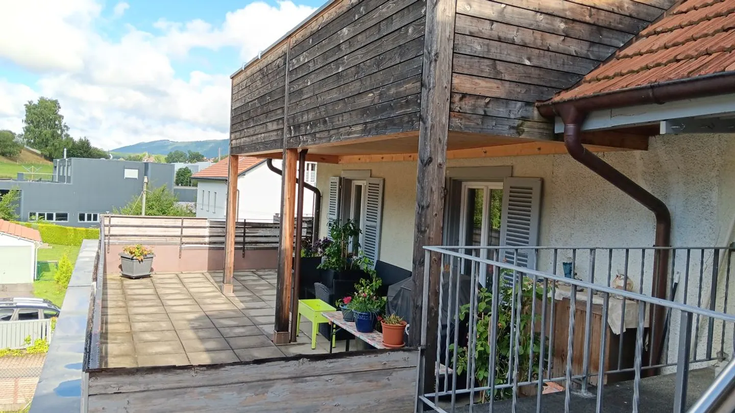 Magnifico edificio misto in vendita nel Jura-Bernois! Rendimento locativo lordo: 5,9%: Potenziale di espansione - Foto 3 di 13