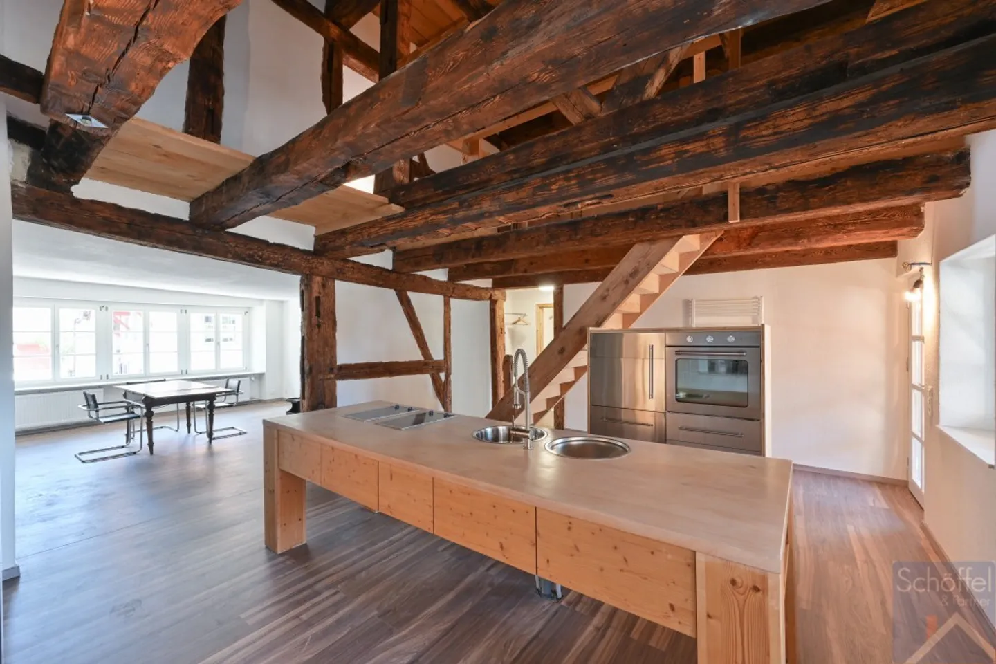 Spacious property with great potential - Photo 3 of 13