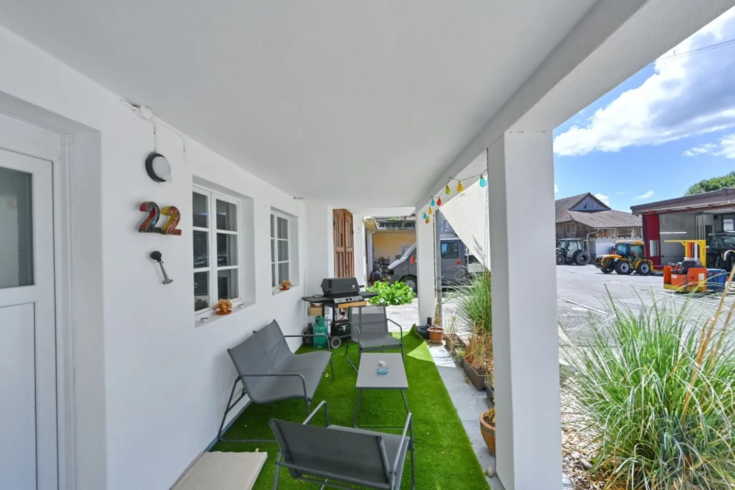 Spacious property with great potential - Photo 2 of 13