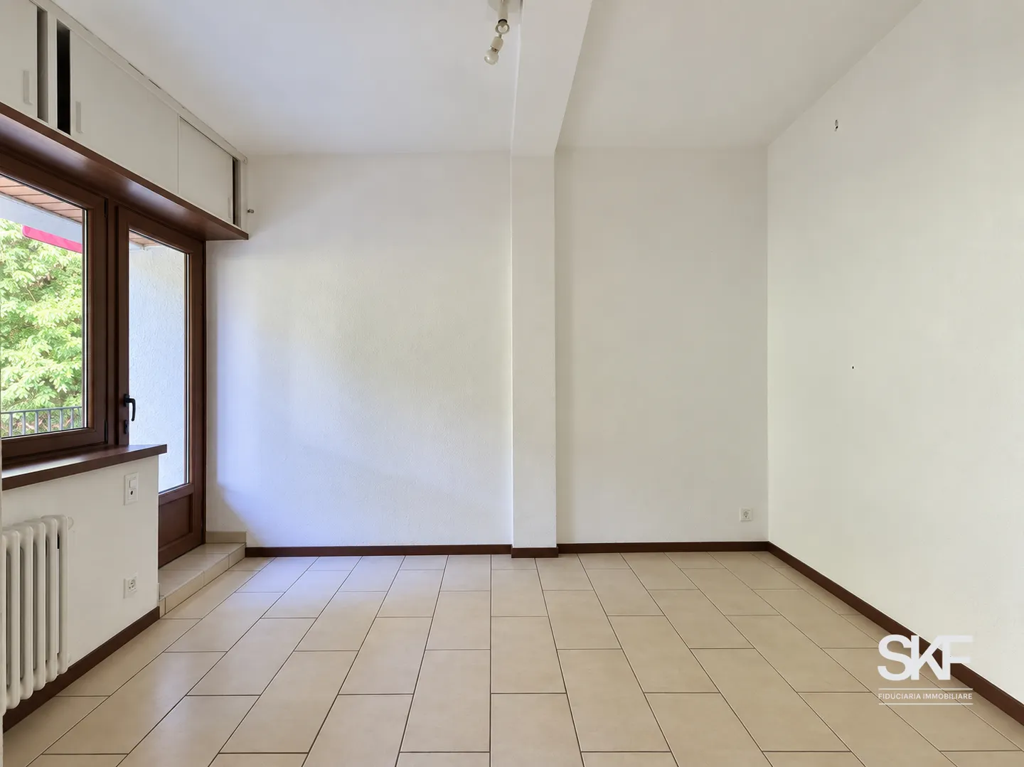 BREGANZONA - À LOUER APPARTEMENT 2.5 PIÈCES AVEC BALCON SUR LE VERDURE - Photo 7 sur 9