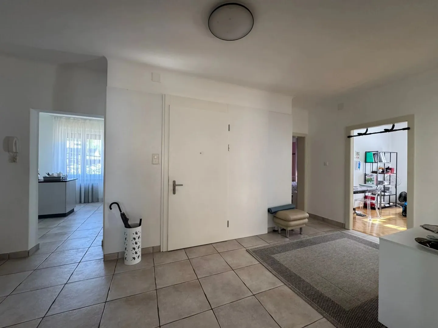 Charming 5.5-Room Apartment - Photo 2 of 13