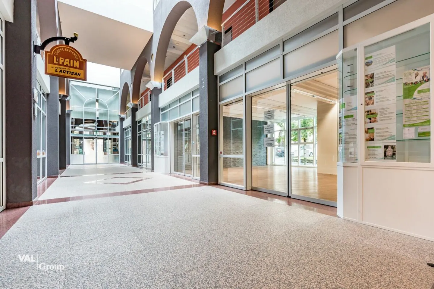 Nel cuore del paradiso termale: Locale attraente con potenziale e passaggio - Foto 1 di 9