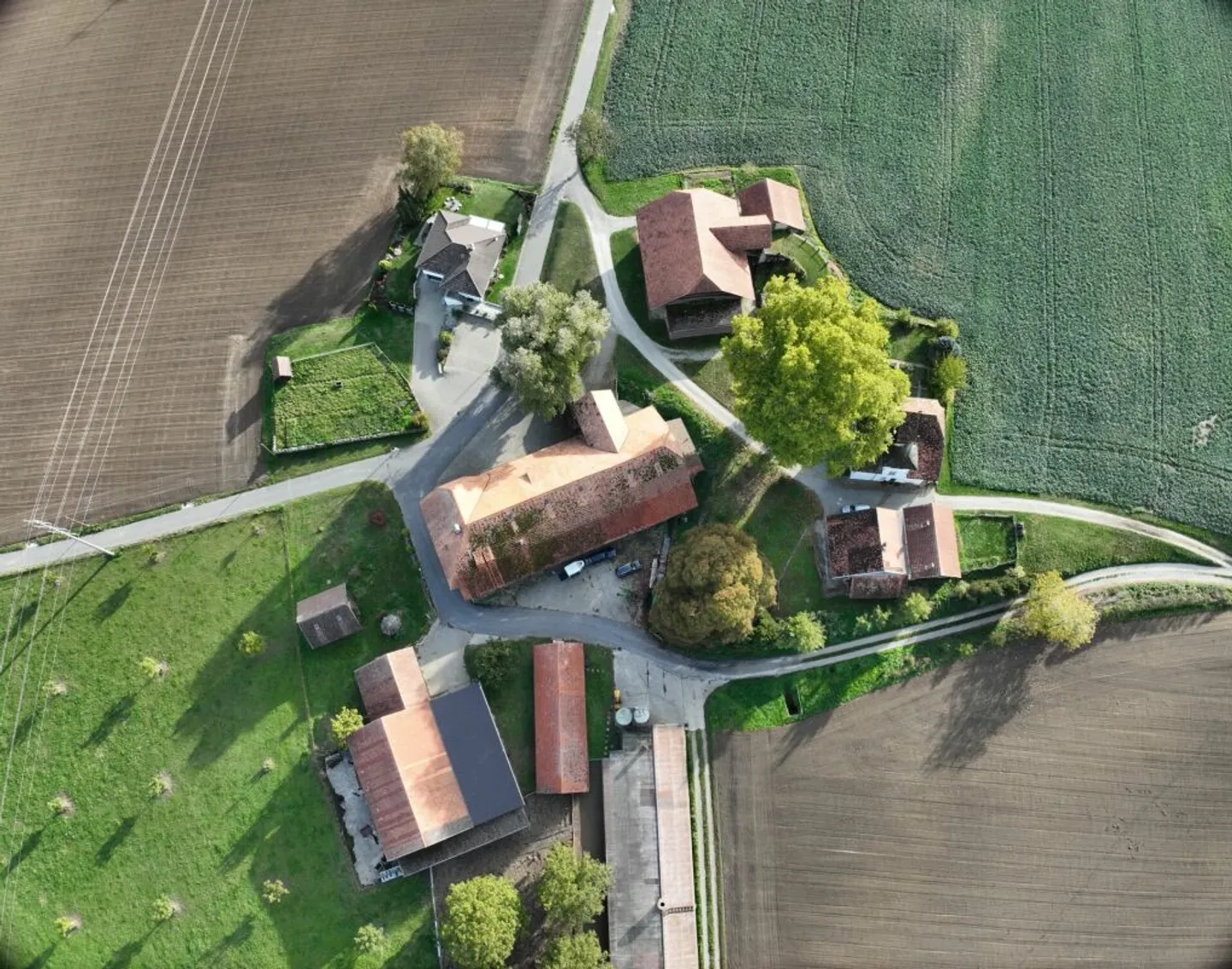 Appartement de 6,5 pièces dans une ferme - Photo 2 sur 13
