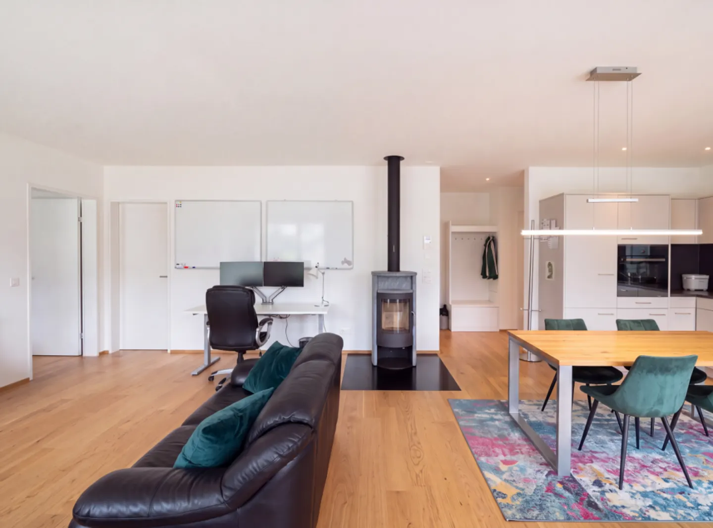 Furnished, nearly new penthouse apartment with magnificent mountain view - Photo 5 of 13