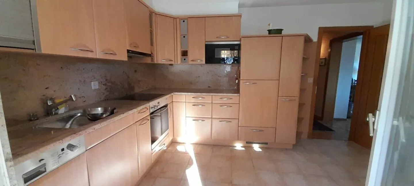 Charmante 3,5-Zimmer-Wohnung in einer Villa mit ausgebautem Dachboden und Außenbereich - Foto 3 von 10