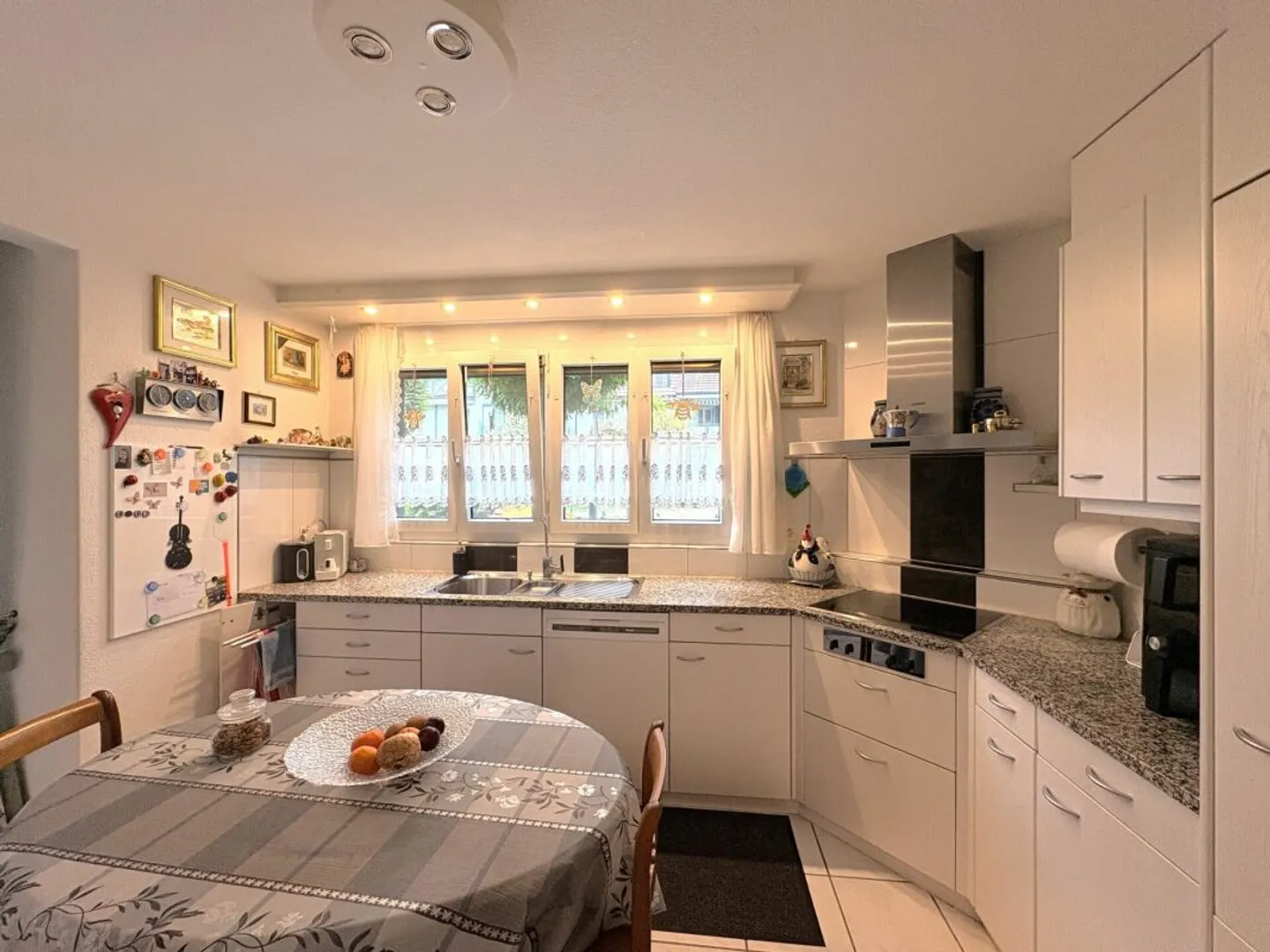 4½ Zimmer Erdgeschosswohnung mit zwei Sitzplätzen - Foto 3 di 13
