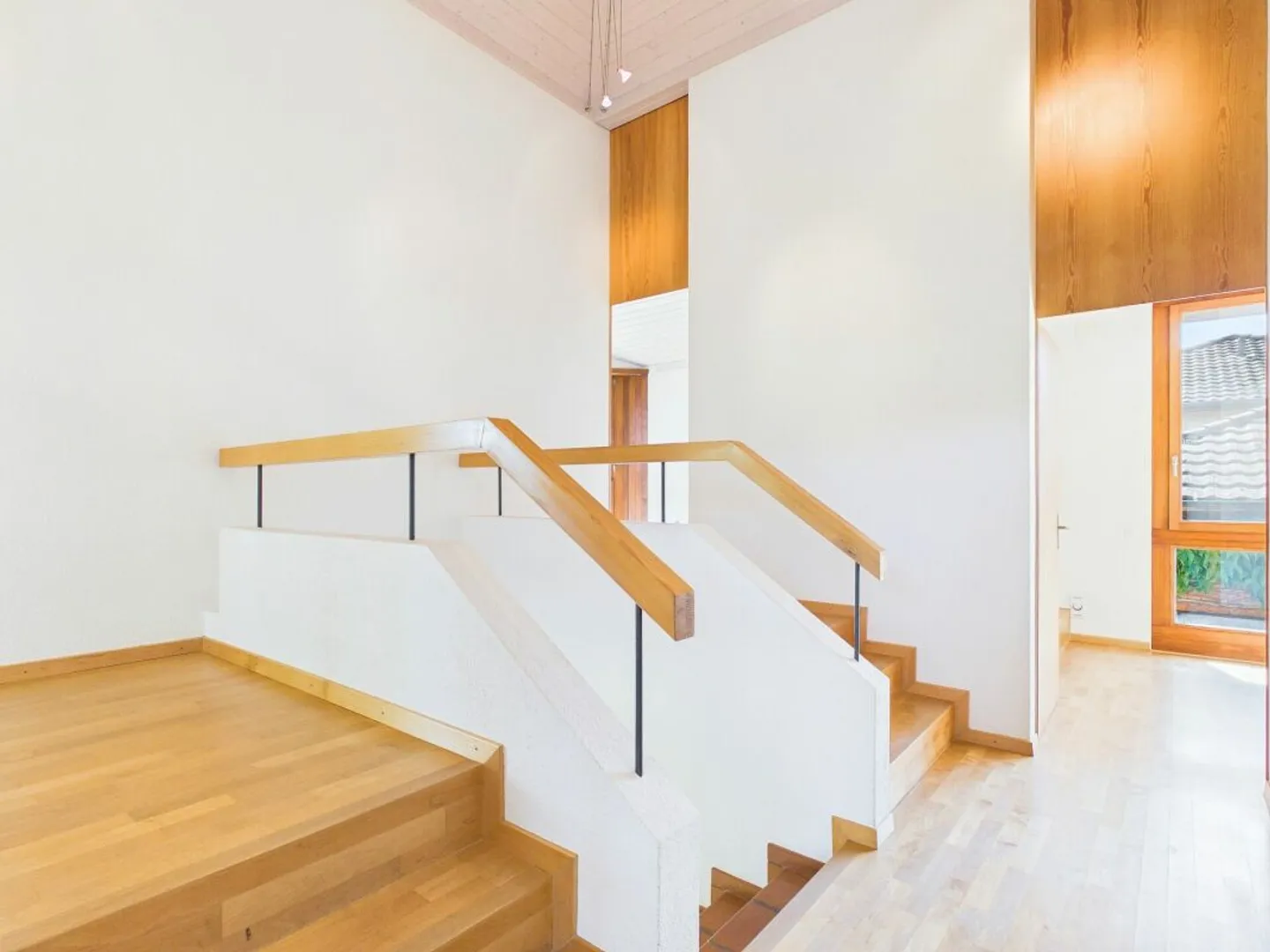 Spacious single-family home with light-filled rooms in the best location - Photo 8 of 13