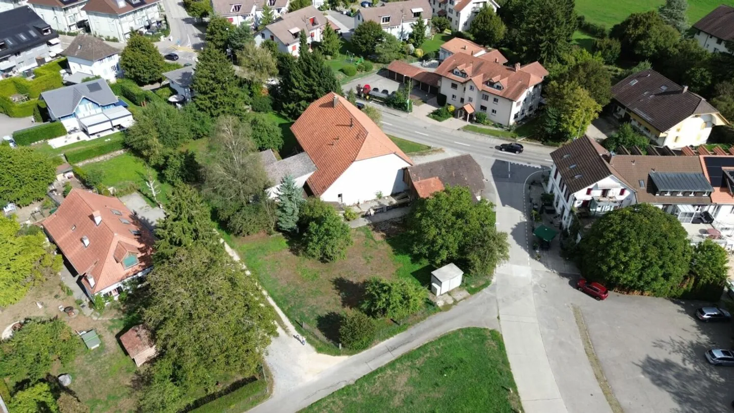 Ferme bien entretenue avec grande réserve foncière dans le beau Seeland - Photo 1 sur 9