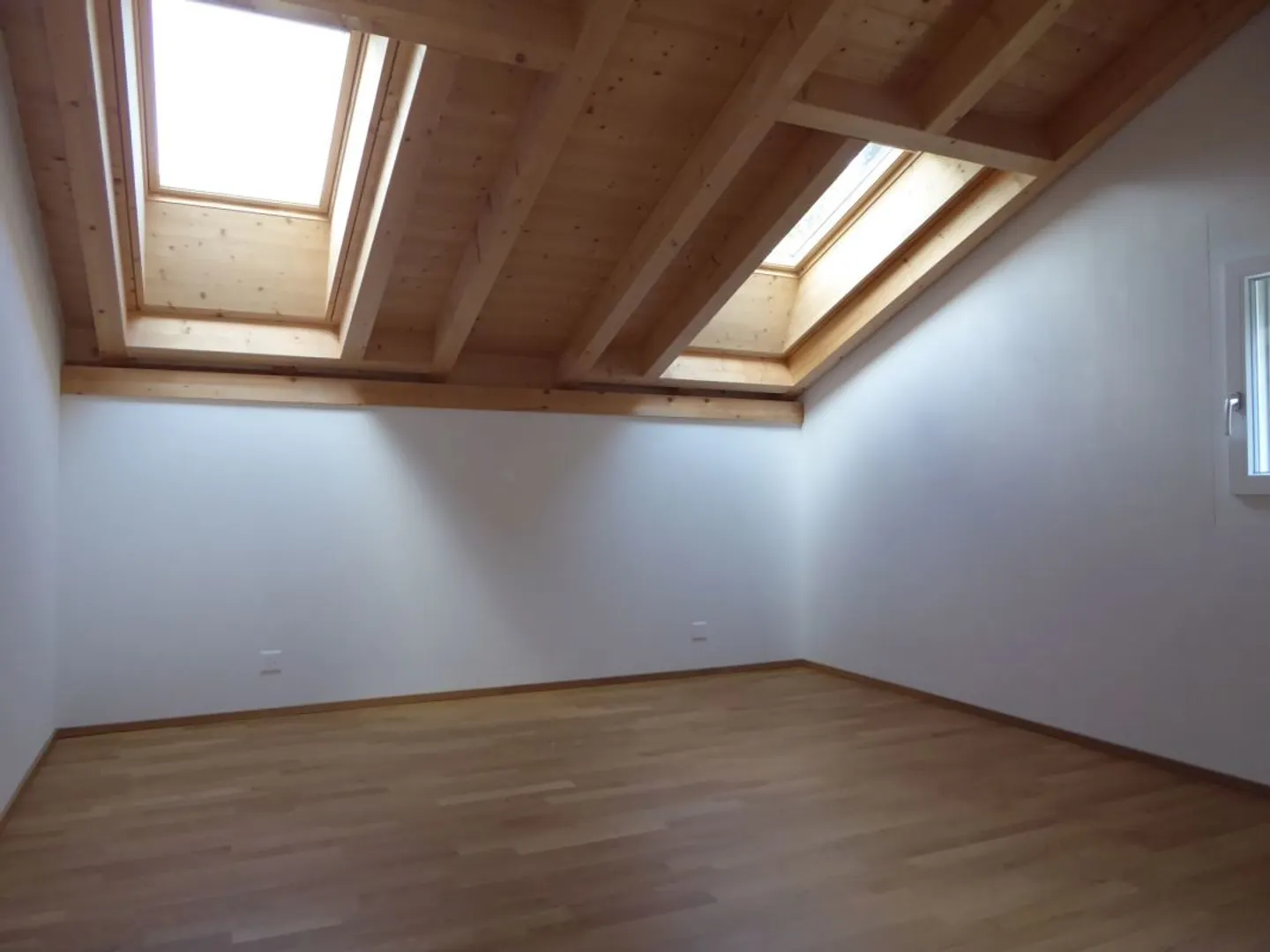 moderne 4 1/2-Zimmer-Dachwohnung mit Holzofen und Balkon - Foto 4 di 11