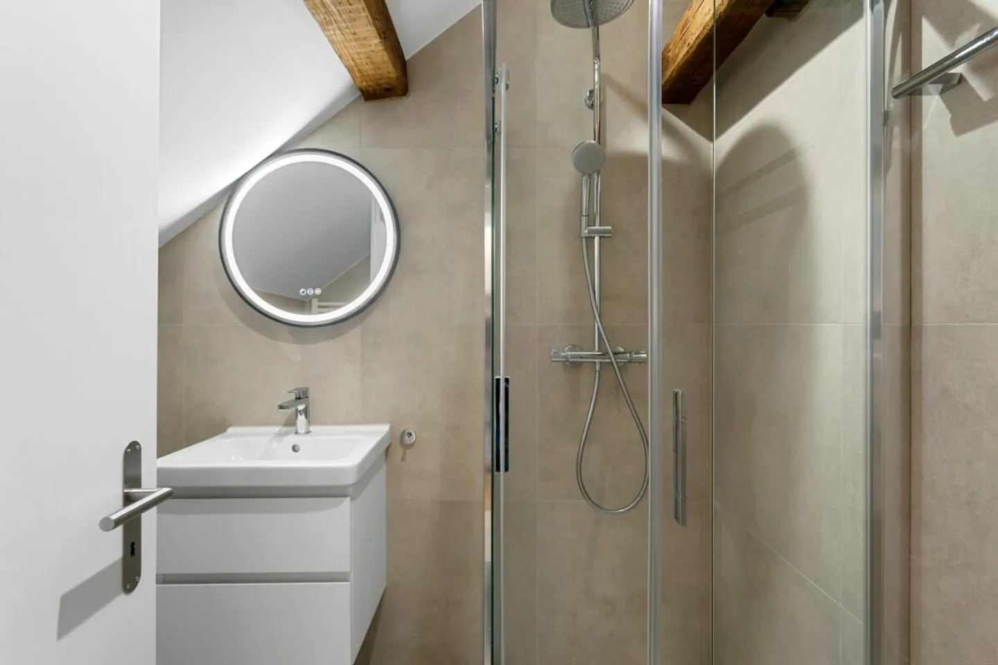 2.5-room designer apartment with kitchen island - Photo 10 of 11