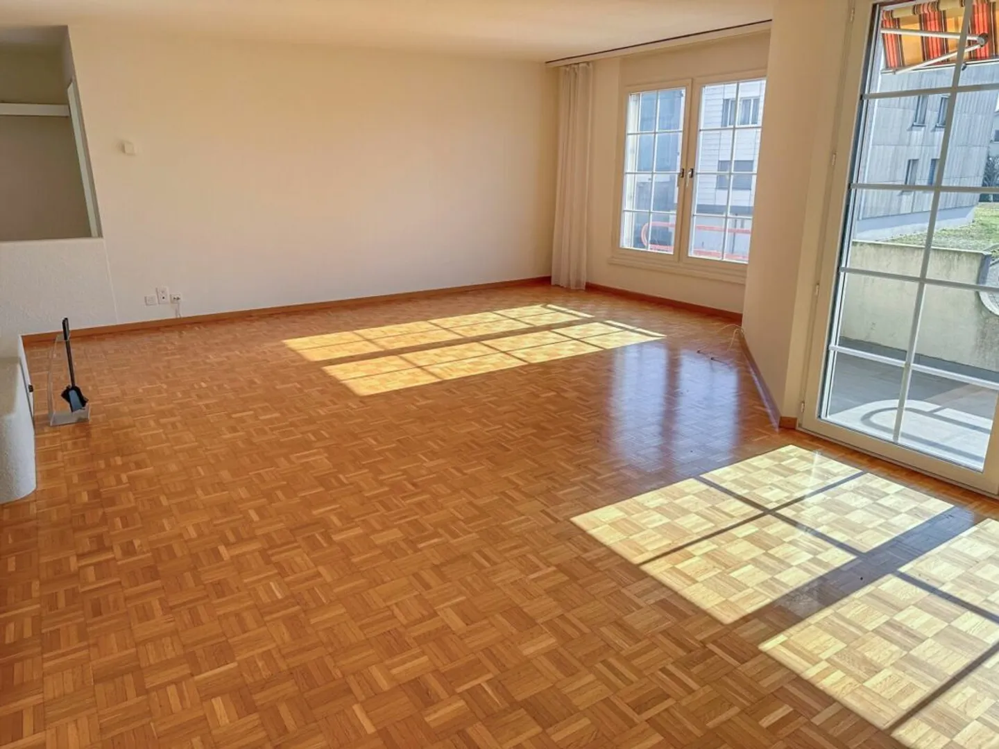 Appartement en rez-de-chaussée lumineux de 5,5 pièces avec beaucoup de confort de vie - Photo 4 sur 13