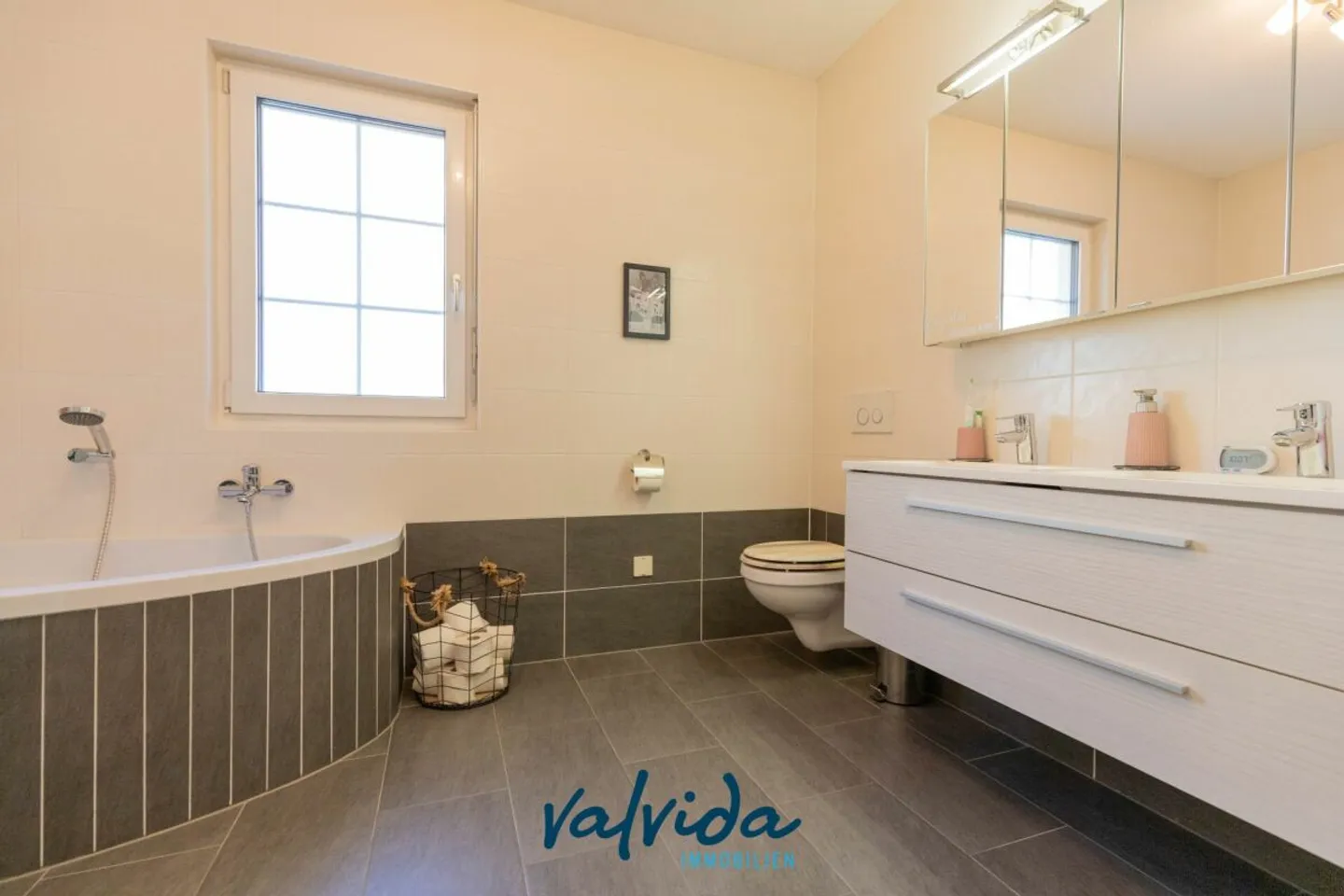 Maison individuelle comme neuve dans un endroit ensoleillé et calme à Niedergampel - Photo 6 sur 13