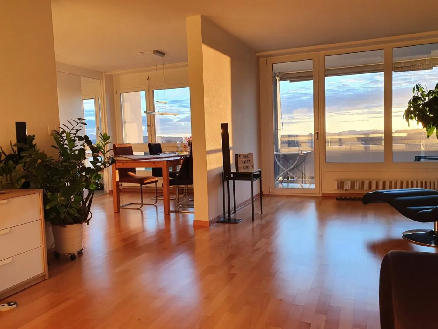 Geräumige Dachwohnung mit Aussicht - Foto 2 von 8