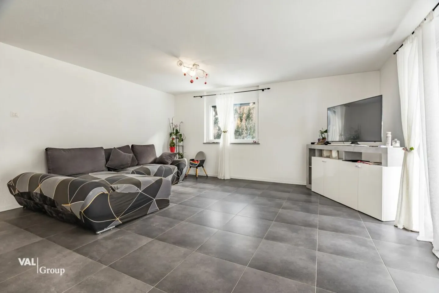 Spacious house with two units and building plot - Photo 2 of 13