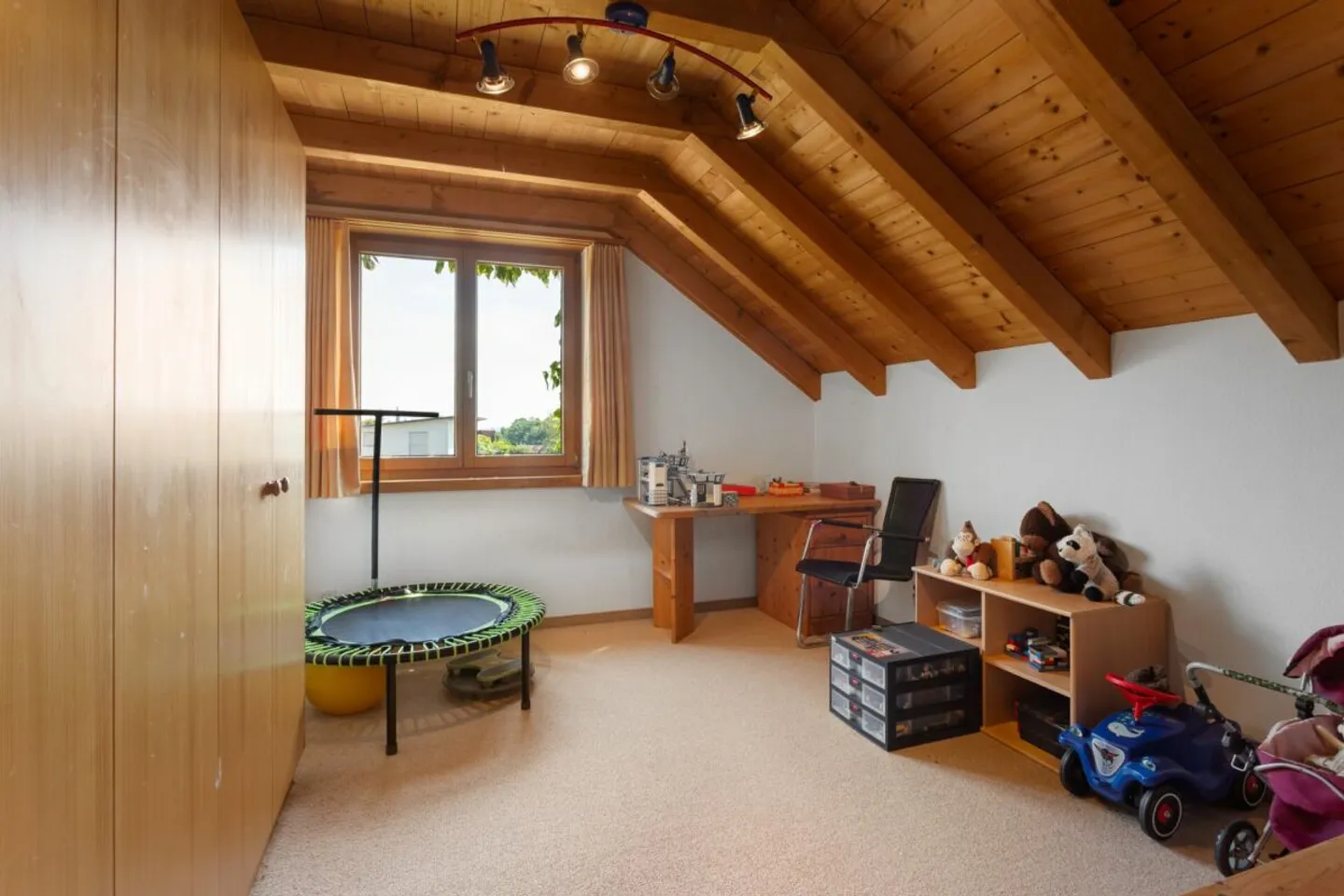Spacious 6½-room single-family house with a dream garden oasis - Photo 10 of 13
