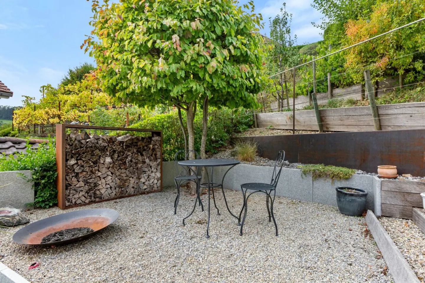 Well-maintained 5.5-room corner townhouse in a quiet residential area with idyllic garden - Photo 10 of 13