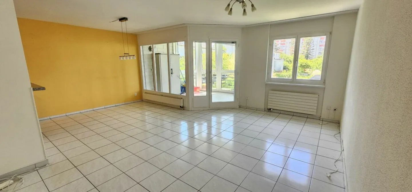 Bright and quiet 4.5 room apartment in a central location including hobby room and underground parking space - Photo 2 of 7