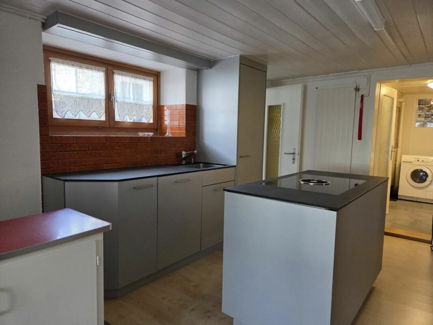 Appartement spacieux de 5,5 pièces dans un ancien bâtiment à louer - Photo 3 sur 13