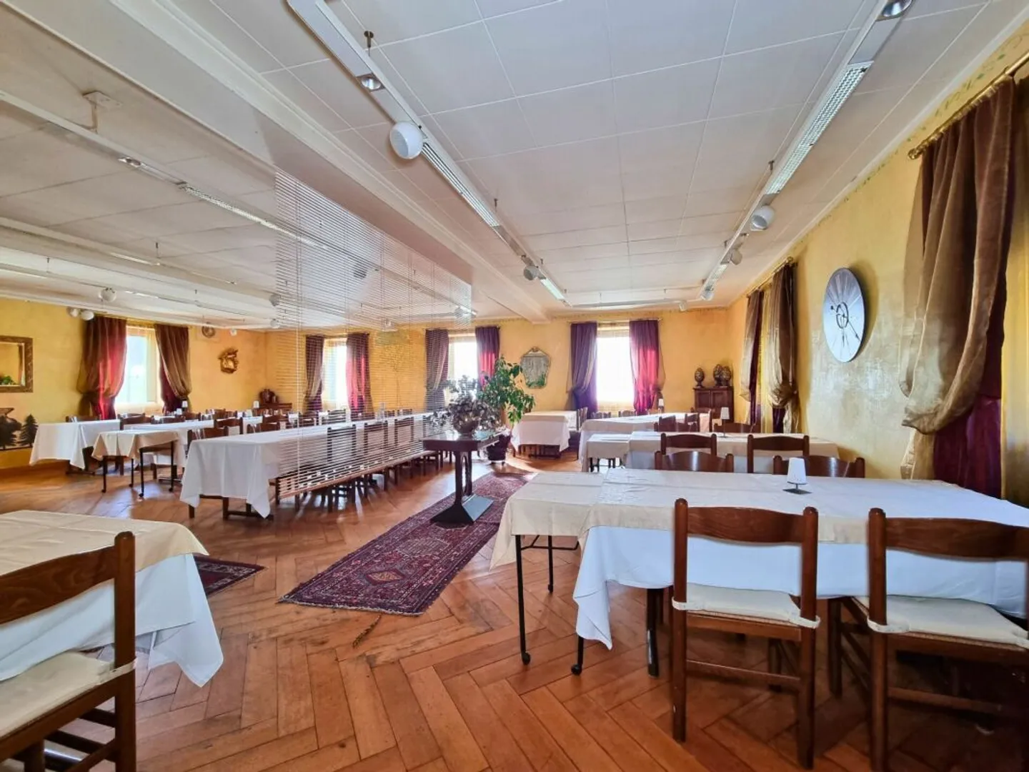 Schönes Gebäude mit einem renommierten Restaurant und einer 9-Zimmer-Wohnung inmitten der Natur - Foto 4 von 13