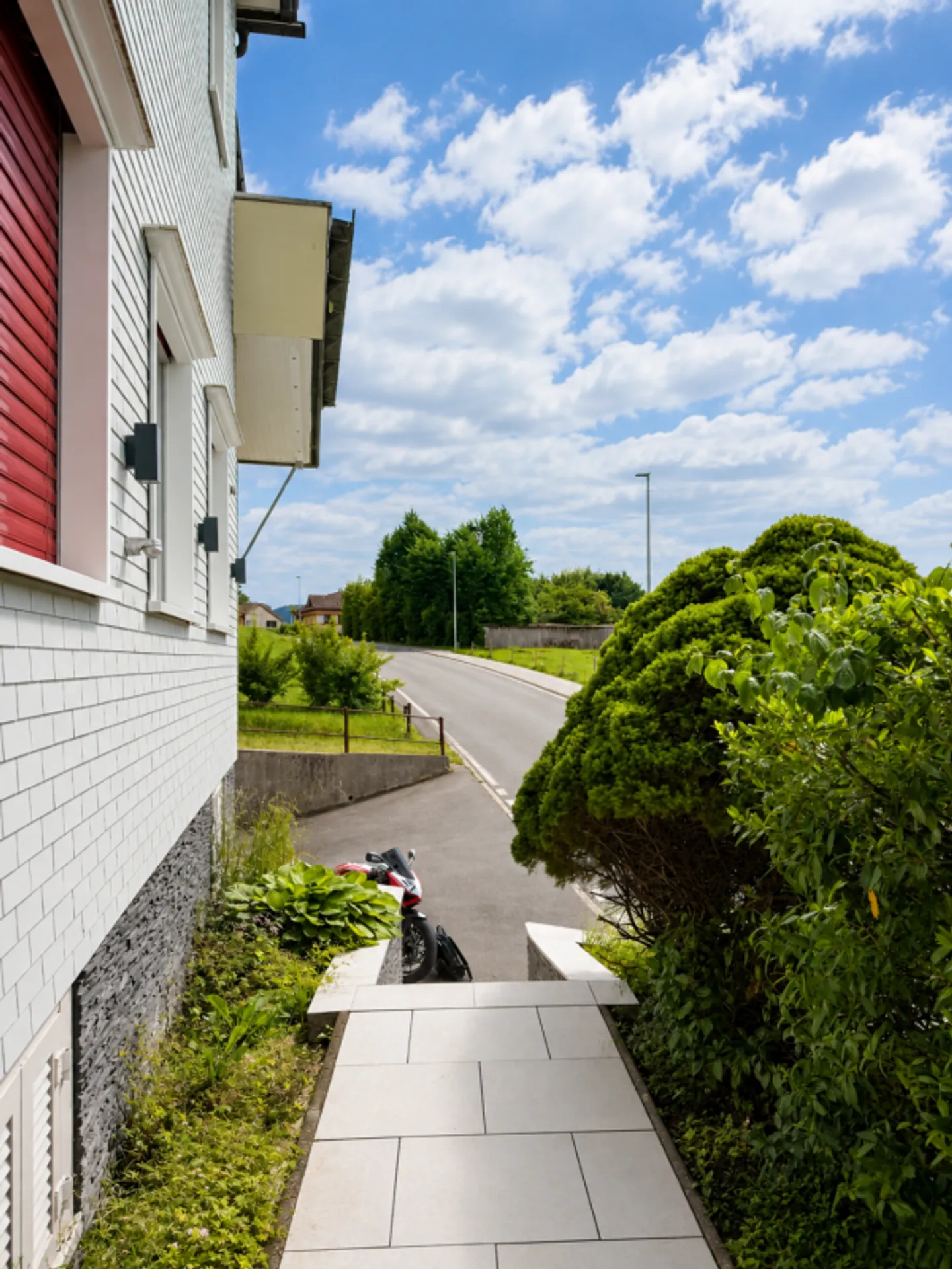 Modernized 3.5-room attic apartment with balcony and stunning view - Photo 11 of 13
