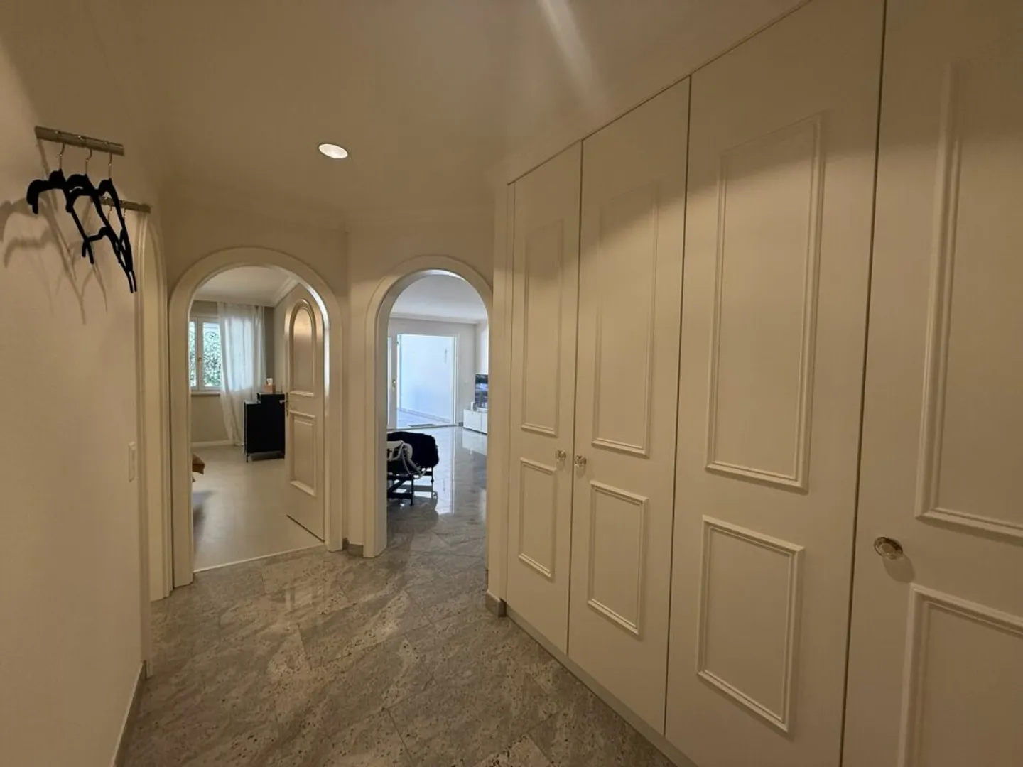 Elegante 2.5-Zimmer-Wohnung mit privatem Garten in exklusiver Lage von Ascona - Foto 11 von 13