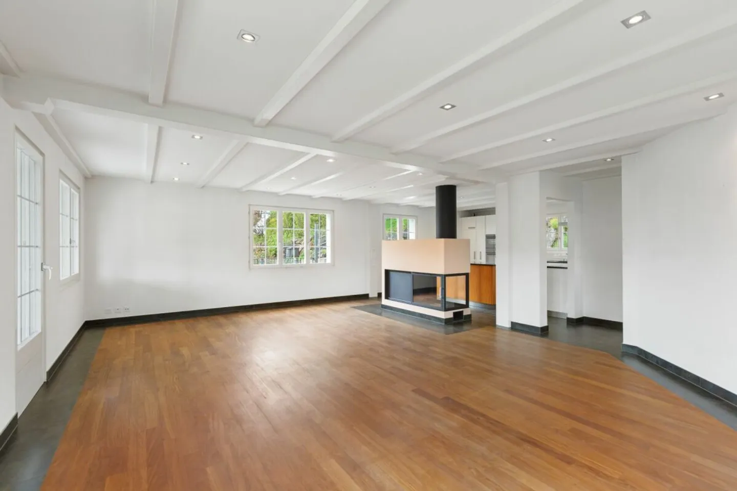 Idyllic, detached 6.5-room single-family house in sunny hillside location - Photo 4 of 12