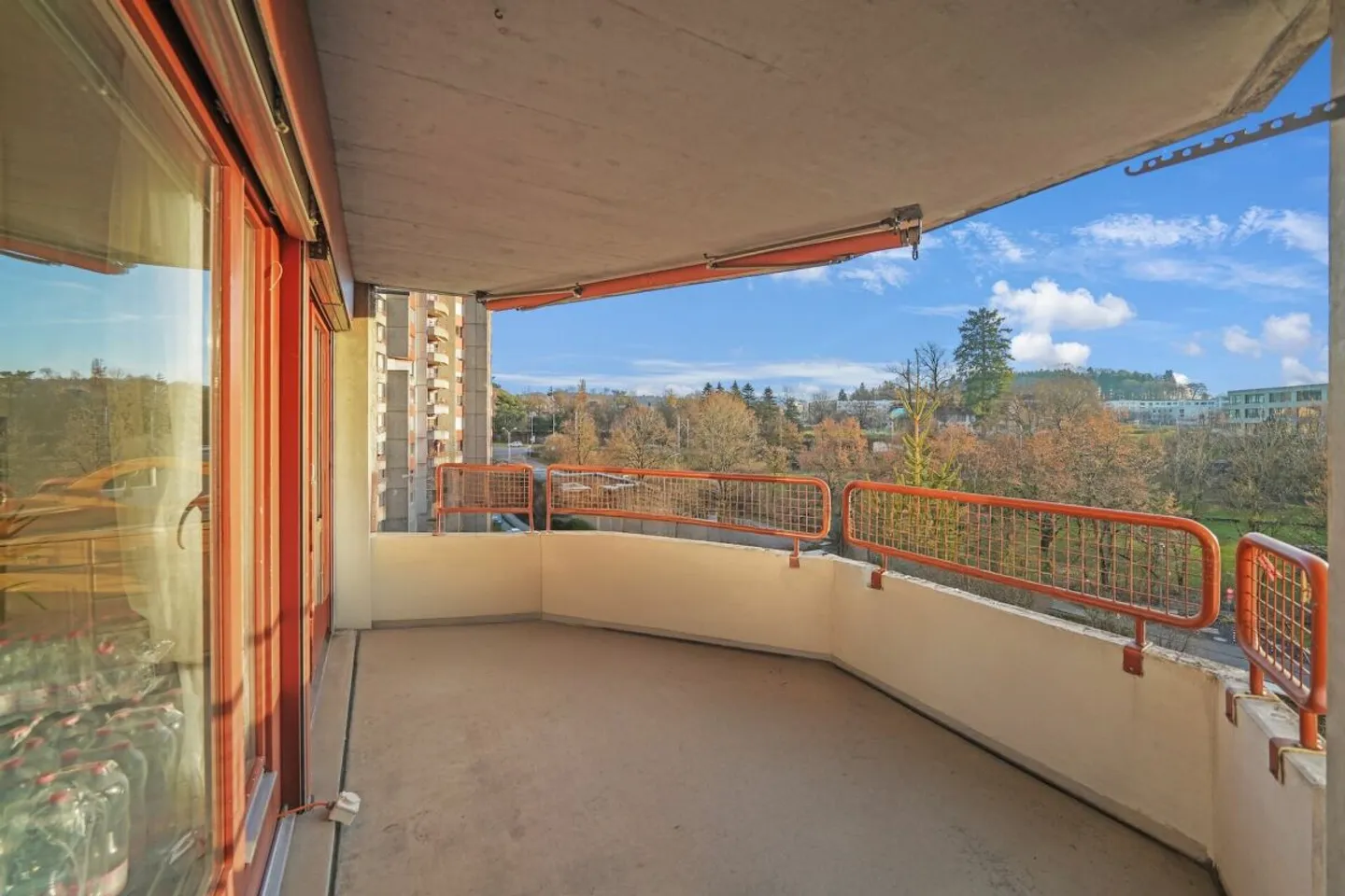 Bright, central 4.5-room condominium with a wide view - Photo 1 of 13