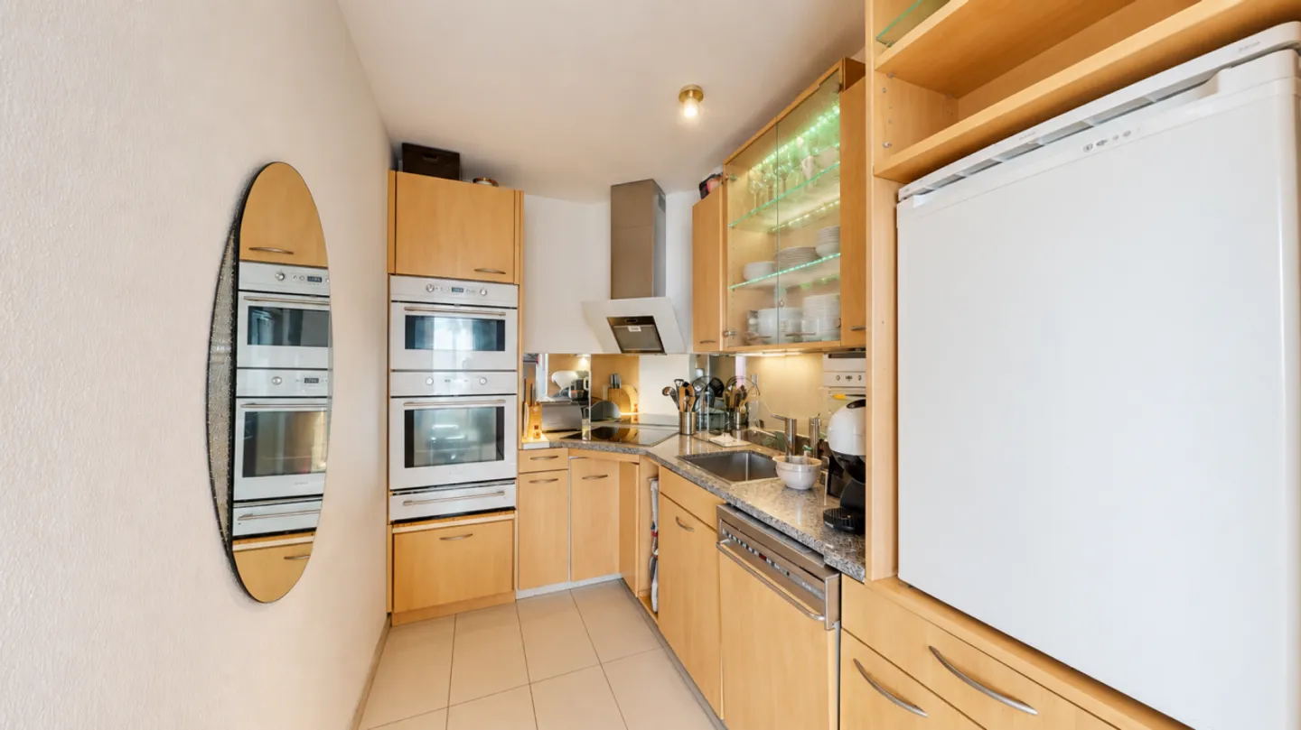 Modernized 2.5-room apartment in a central location - Photo 3 of 6