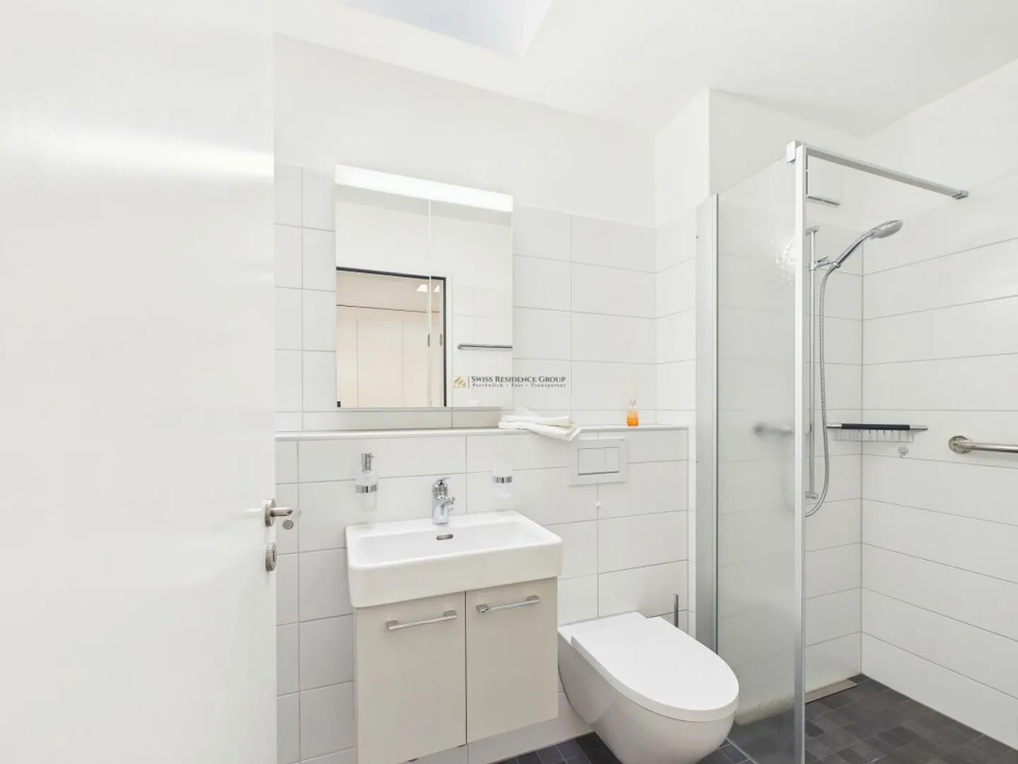 Exclusive Penthouse Apartment with Lake View in Prime Location - Photo 11 of 13