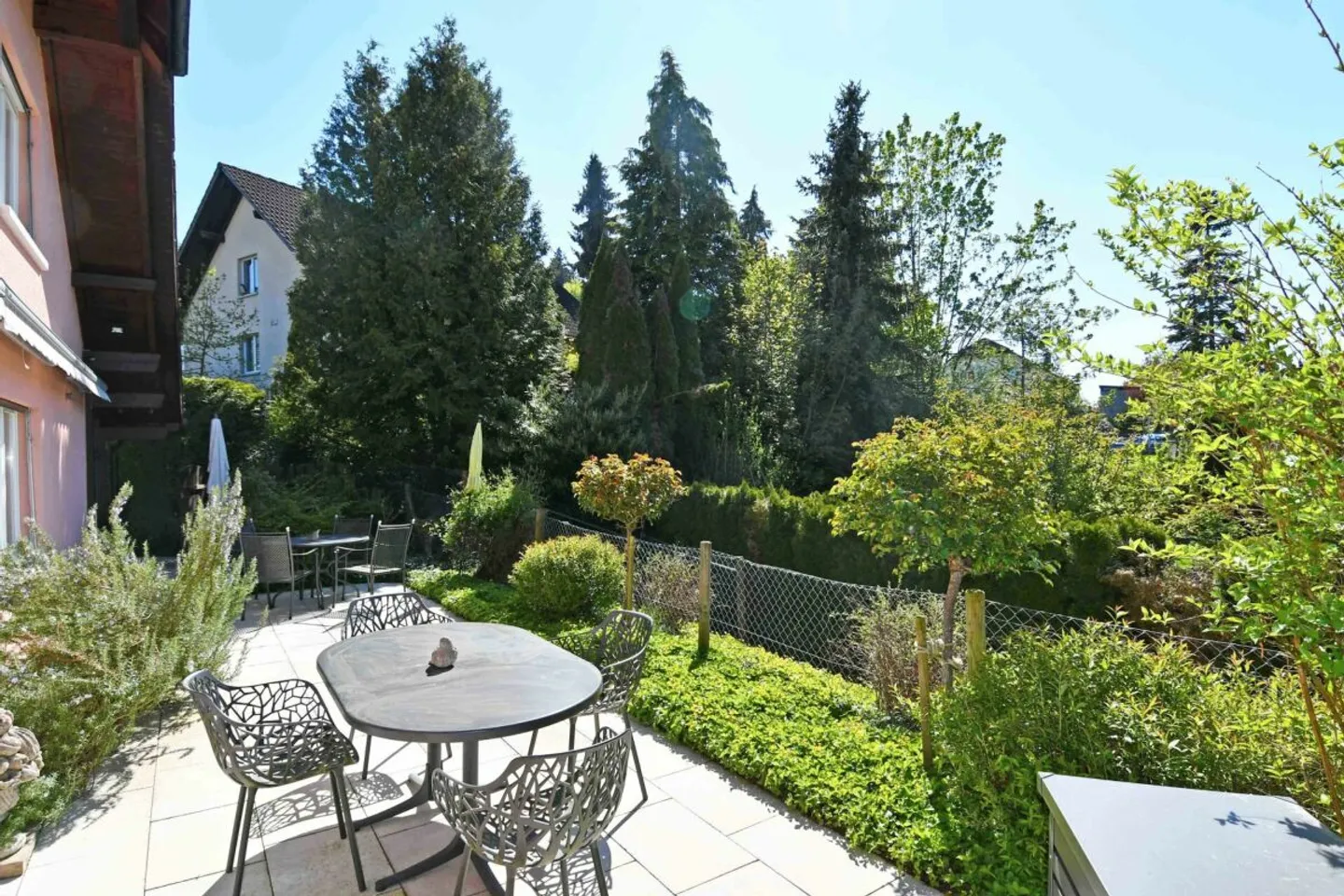 Sehr gepflegtes 7.5-Zi.-Einfamilienhaus mit wunderschönem Garten - Foto 2 di 13