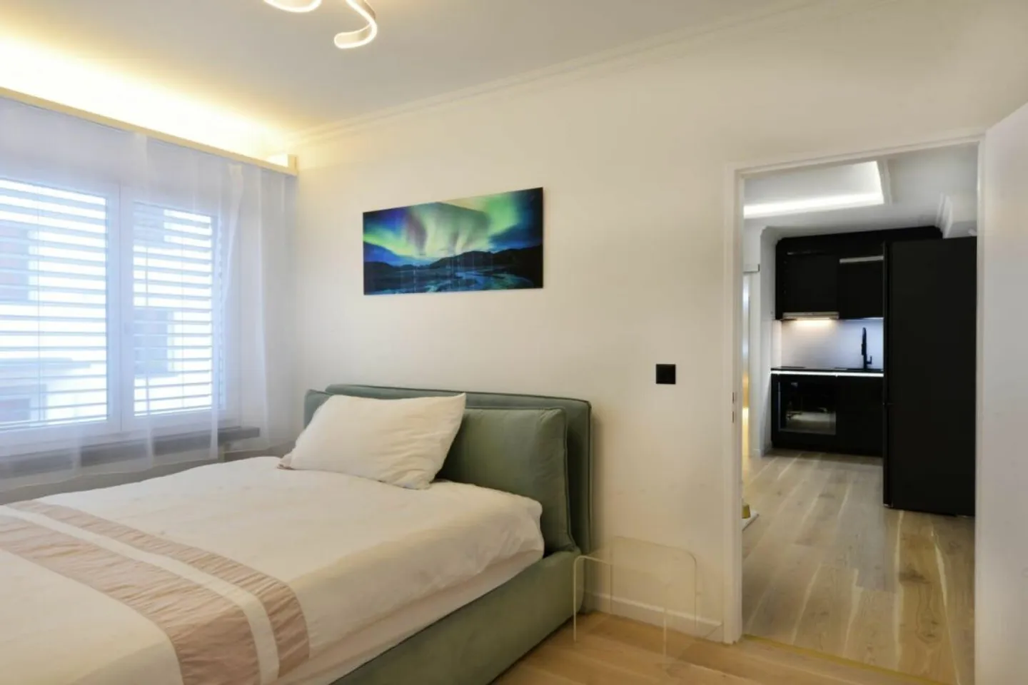 In the best location, furnished and including outdoor parking (limited from now until the end of August max.) - Photo 5 of 12