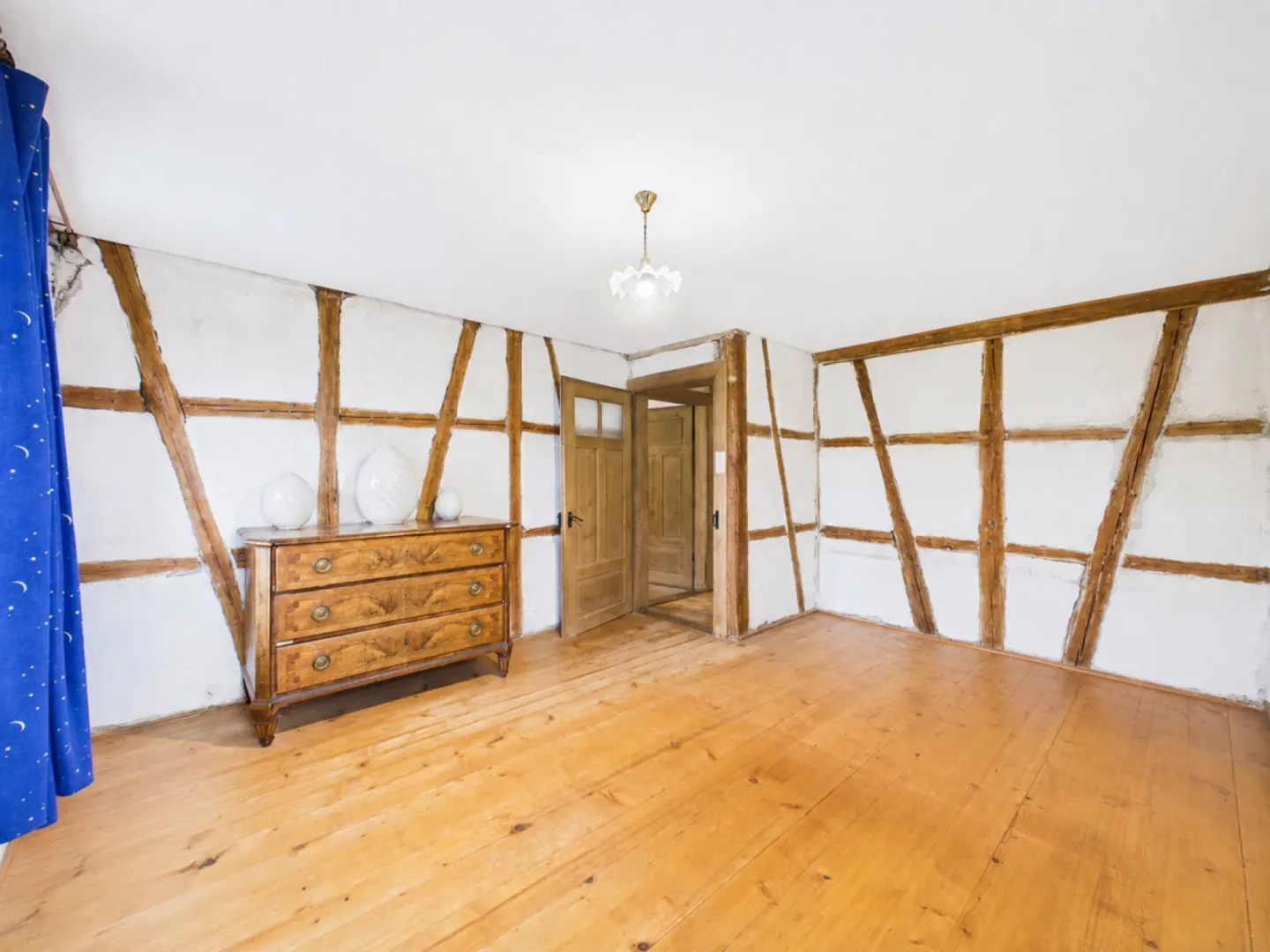 Historical half-timbered house on 1,706 m² plot with development potential - Photo 4 of 10