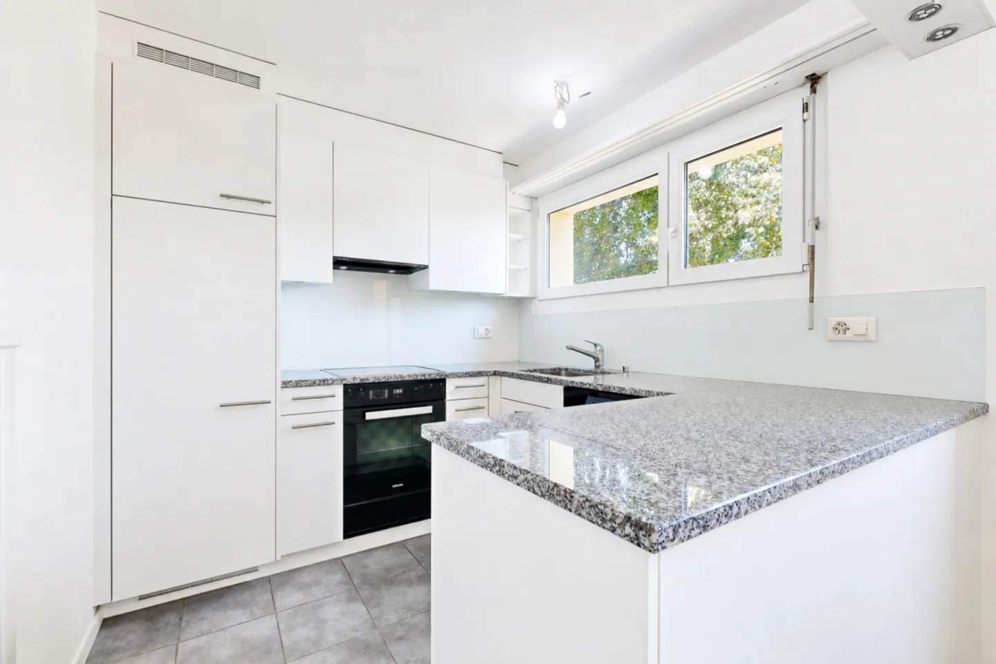 gepflegte 4.5-ZWG mit Balkon, Keller, Estrich, Waschmaschine und Parkplatz - Photo 2 of 13