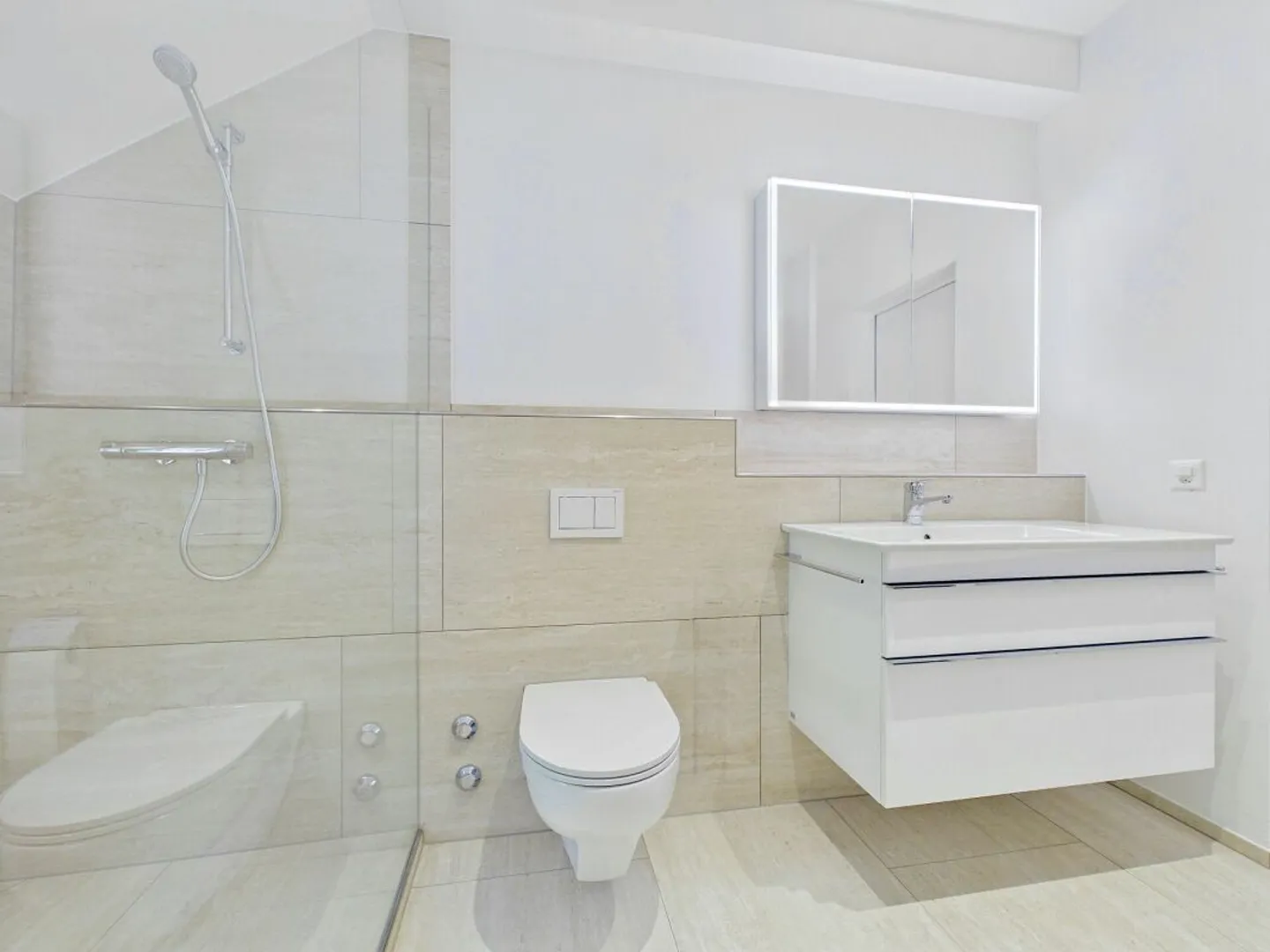 Appartement duplex élégant à Thalwil - 165 m² d'espace de vie avec charme historique et confort moderne - Photo 7 sur 13