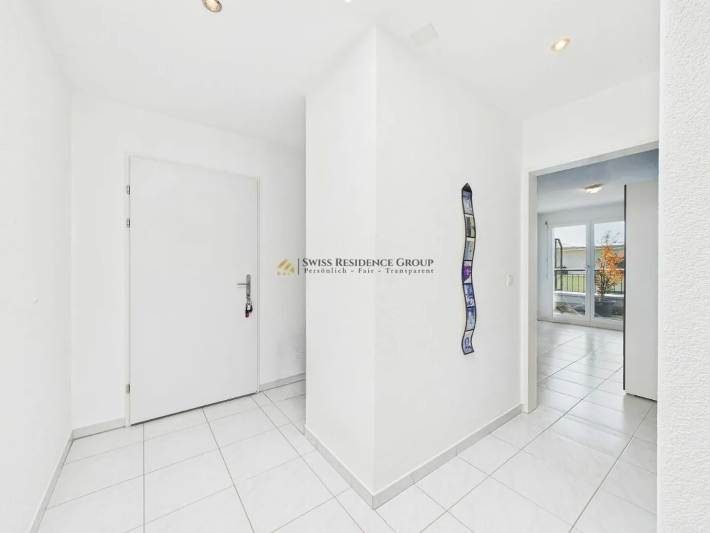 Bright penthouse apartment with a beautiful view of mountains and lake - Photo 13 of 13