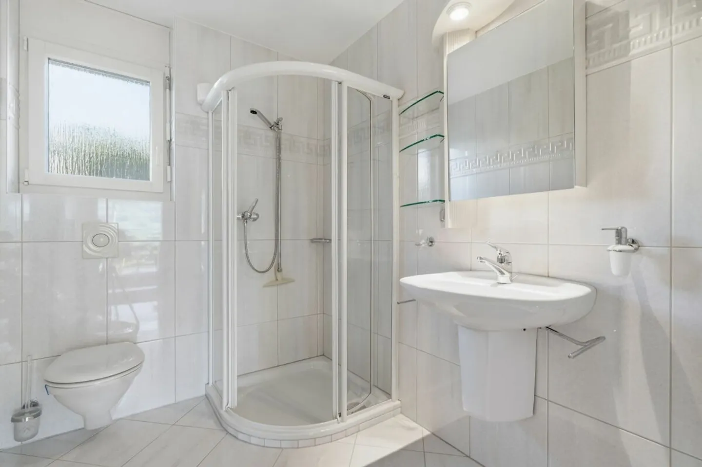 Well-maintained 5.5 room single-family house with dream garden in Rünenberg - Photo 4 of 13